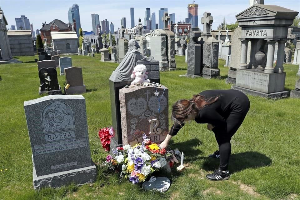 Sharon Rivera lleva flores a la tumba de su hija, quien murió por una sobredosis de drogas, en Nueva York.