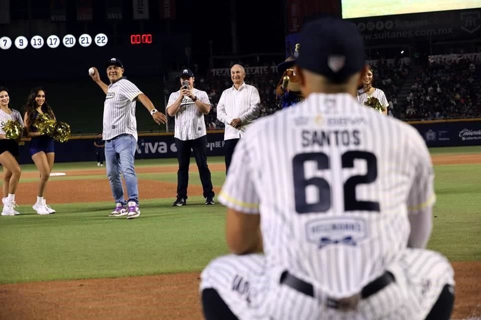 Samuel llegó al estadio vistiendo el jersey blanco de local, y la gorra negra.