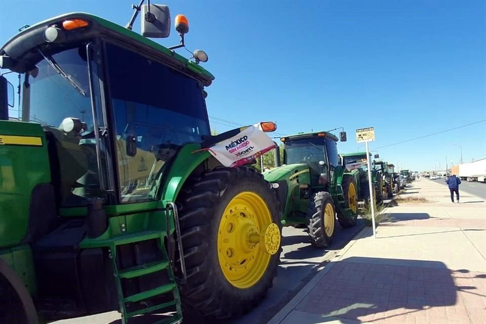 Agricultores del Valle de Juárez colocaron tractores y vehículos en el exterior de la empresa La Nogalera  en apoyo a la candidata.