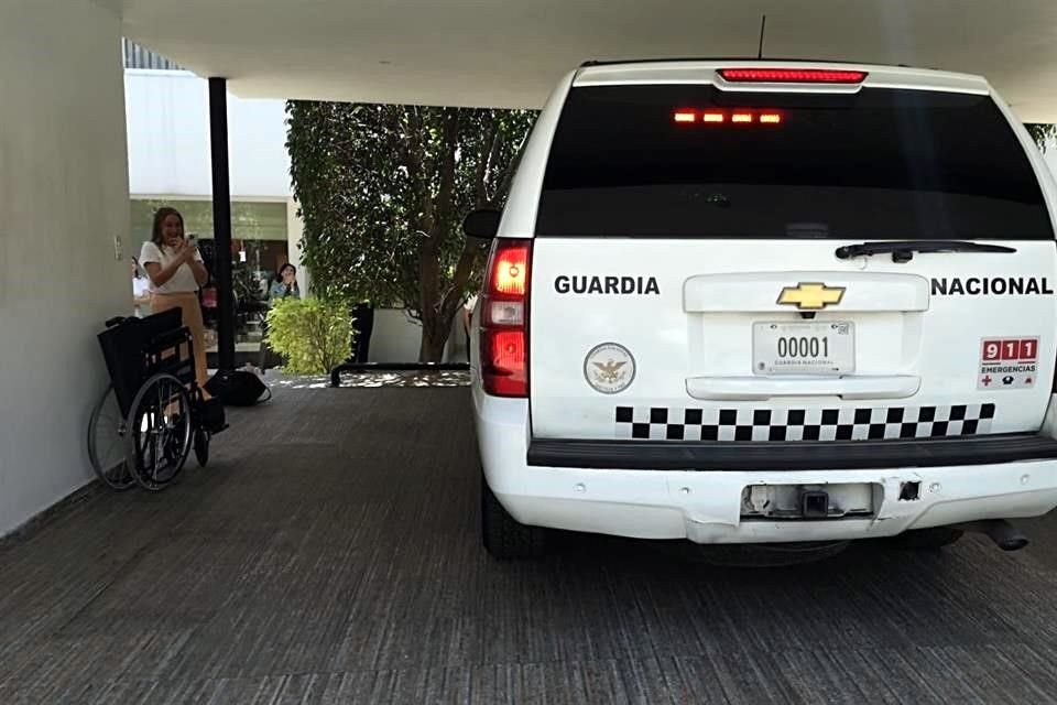 Aunque colocaron una silla de ruedas en el garage, el ex Procurador que llegó vestido con una ropa de civil color camello y una gorra beige, no la requirió.