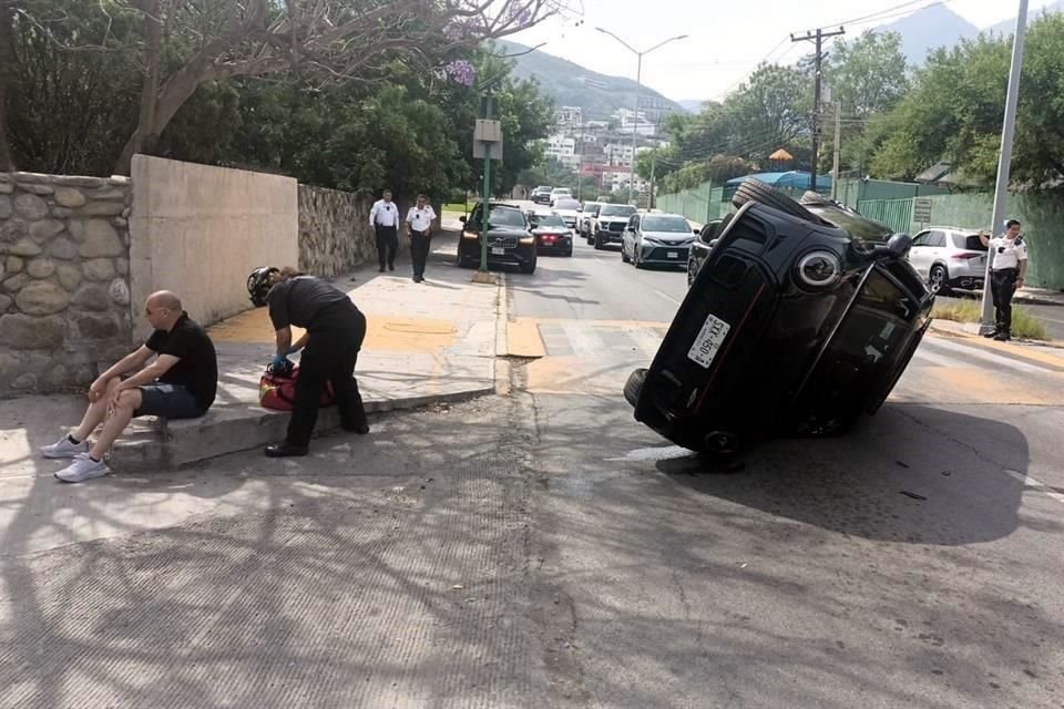 Un conductor resultó con golpes leves tras volcar el auto en el que se desplazaba en la Avenida Real San Agustín, en San Pedro.