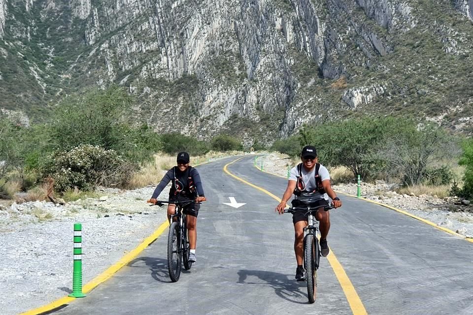 El Gobernador estrenó la ciclovía construida en los tramos más riesgosos de La Huasteca.