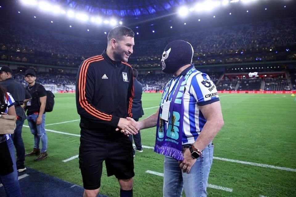 Blue Demon Jr. saludó a Gignac en la cancha del Estadio Monterrey.