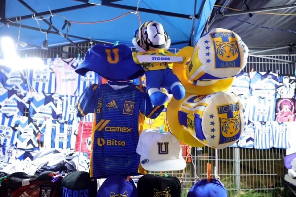 La afición regia hizo su fiesta desde antes de entrar al estadio.