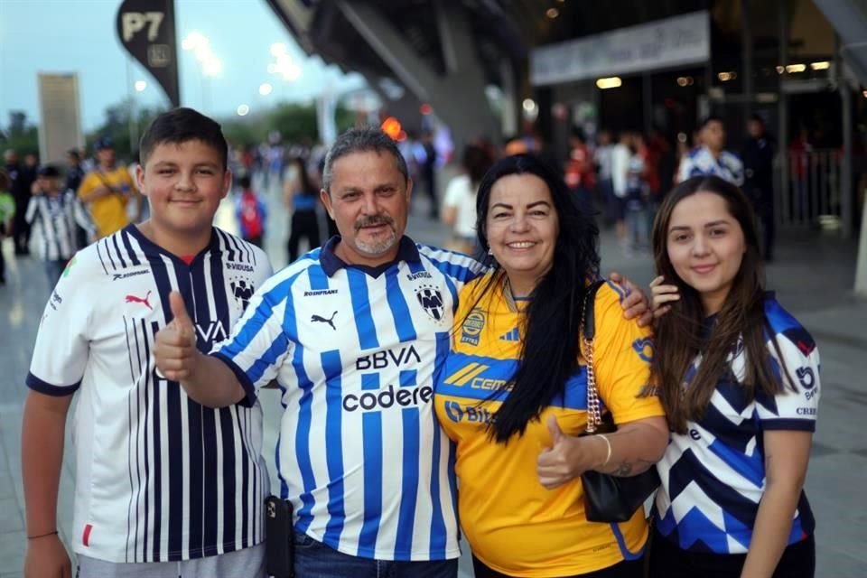 La afición regia hizo su fiesta desde antes de entrar al estadio.