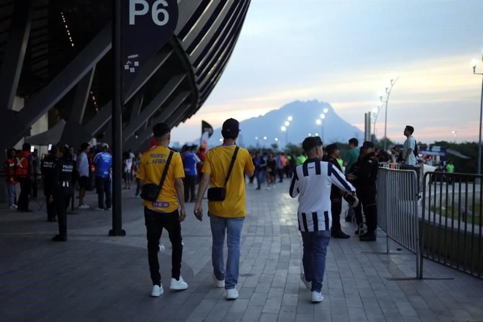 La afición regia hizo su fiesta desde antes de entrar al estadio.