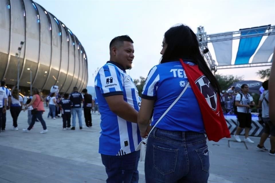 La afición regia hizo su fiesta desde antes de entrar al estadio.