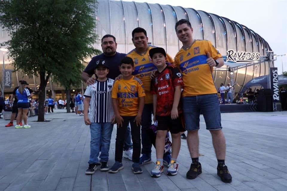 La afición regia hizo su fiesta desde antes de entrar al estadio.