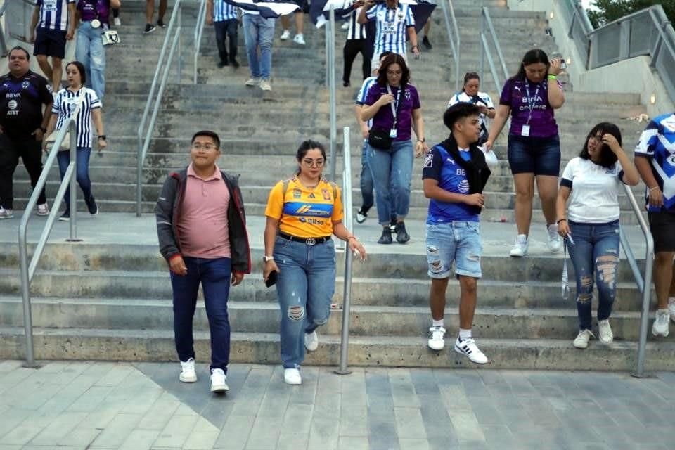 La afición regia hizo su fiesta desde antes de entrar al estadio.