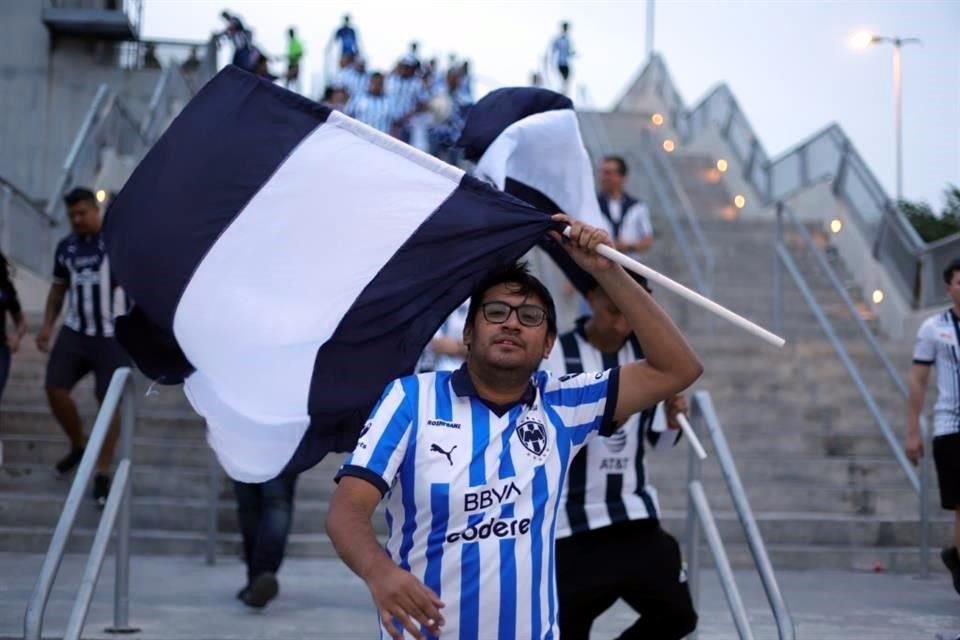 La afición regia hizo su fiesta desde antes de entrar al estadio.