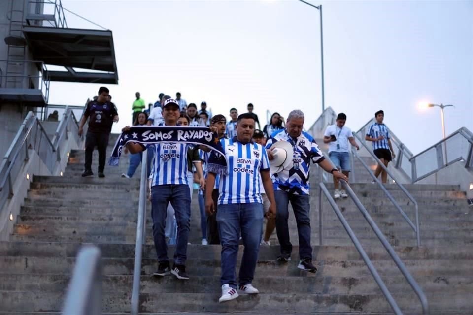 La afición regia hizo su fiesta desde antes de entrar al estadio.