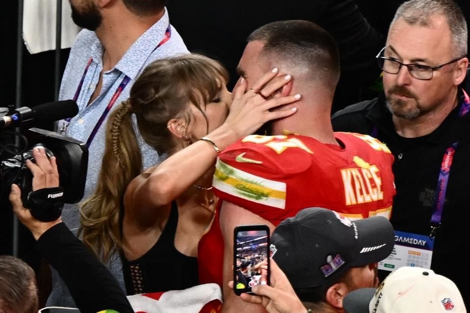 Taylor Swift y Travis Kelce fueron captados bailando y cantando en el show de Bleachers en el Festival Coachella.