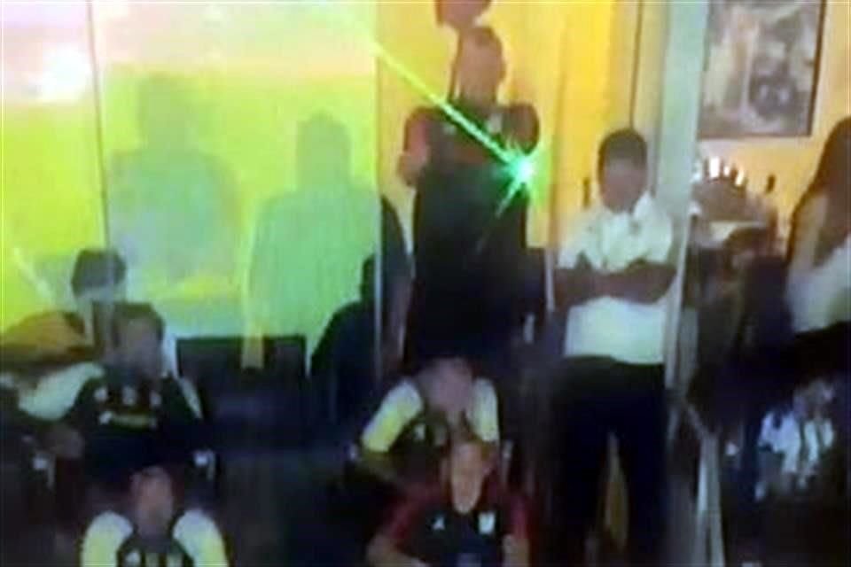 En un video propiedad de la seguridad del estadio de Rayados, se osberva a Nahuel Guzmán usando un rayo láser en dirección a la cancha.