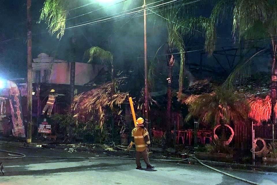 El siniestro fue reportado alrededor de las 1:10 horas, en el restaurante El Asador del Ángel, ubicado sobre la Avenida Raúl Salinas y Villa de Canadá, en la Colonia Roble Nuevo.