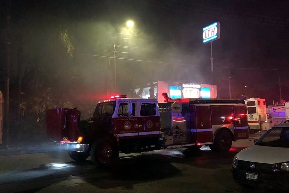 Al ver que se incendiaba el techo del negocio, algunos clientes salieron corriendo junto con los empleados.