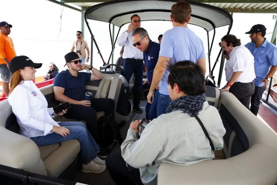 Samuel García (izq.) hizo un recorrido en lancha con la planilla de regidores y síndicos del candidato emecista a la Alcaldía de Santiago, pese a que era un evento oficial.