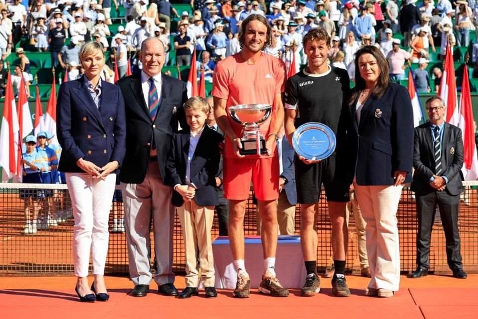 Los miembros de la Casa Grimaldi posaron para la foto del recuerdo con los tenistas Stéfanos Tsitsipas (uniforme naranja) y Casper Ruud (uniforme negro).