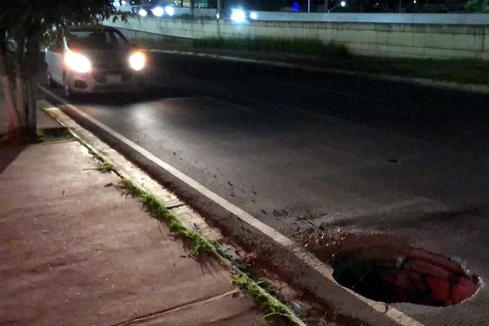 El pozo, de 50 centímetros de diámetro por unos 50 centímetros de profundidad, está en el carril aledaño a la banqueta de la lateral de Lázaro Cárdenas.
