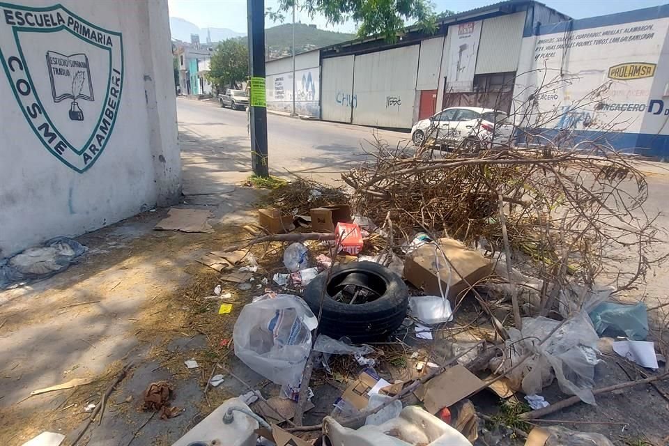 Vecinos denuncian un tiradero de basura que crece junto a la escuela Cosme Aramberri, en la Col. Independencia, sin que Municipio actúe.