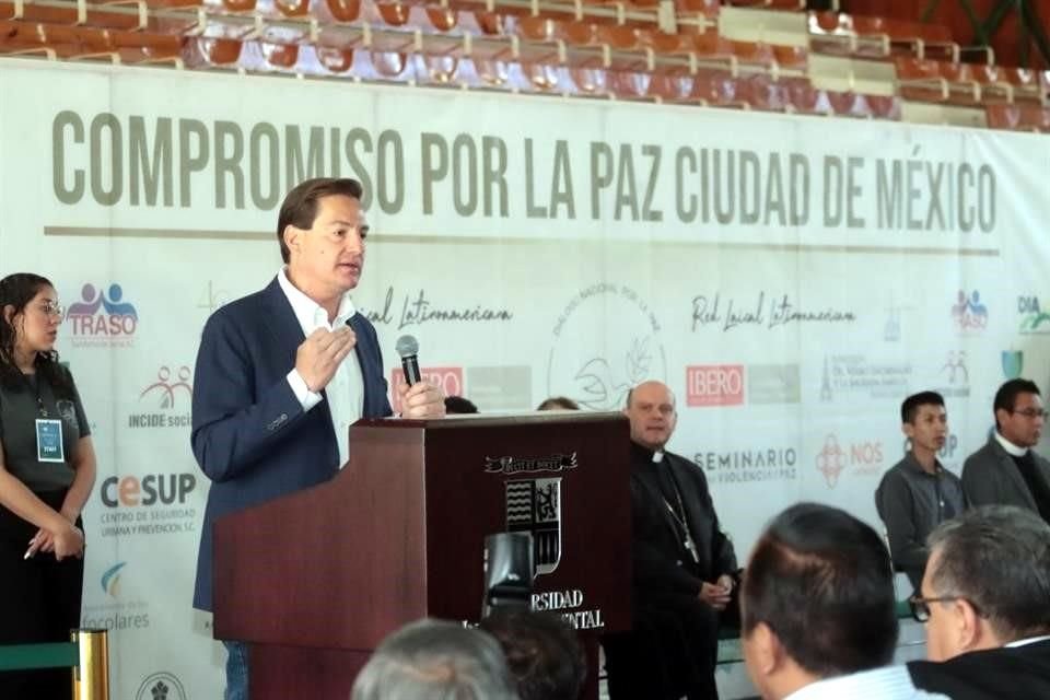 Salomón Chertorivski, candidatos a la jefatura de gobierno de la Ciudad de México, firman compromiso por la paz.