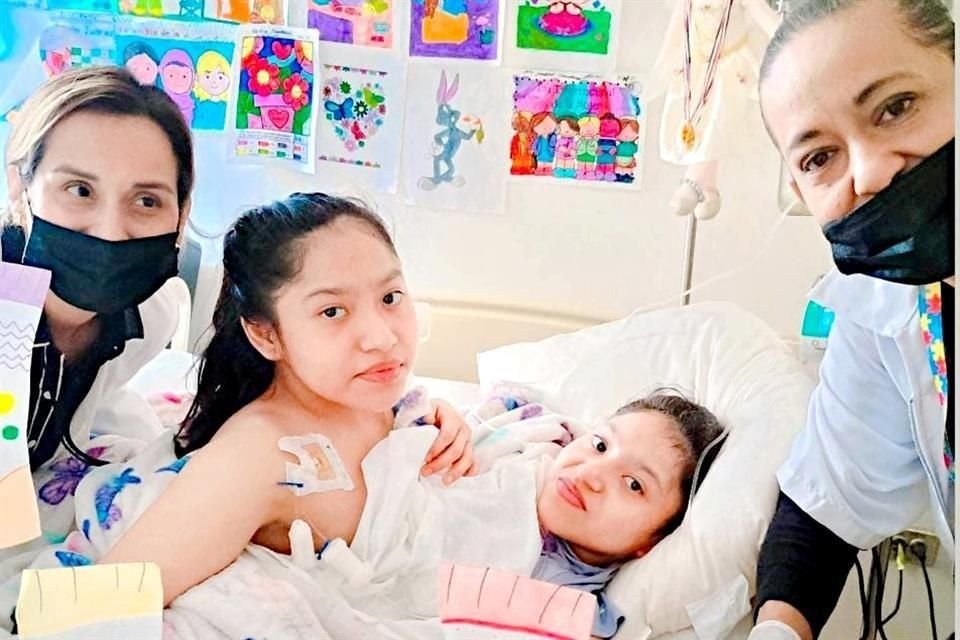Lupita y Elsa en su internamiento en el Hospital Universitario.