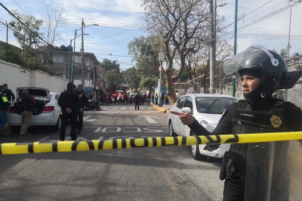 El lugar permanece bajo resguardo de policías, mientras bomberos y personal de Protección Civil trabaja en el predio dañado.