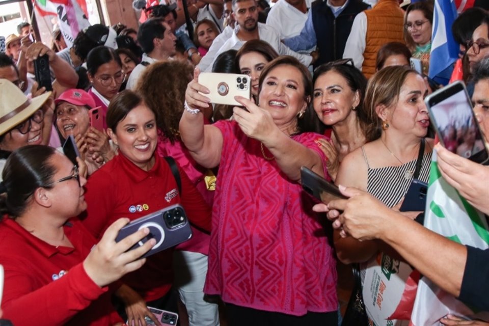 Xóchitl Gálvez sostuvo un encuentro con mujeres en la Unión Ganadera Regional de Jalisco.