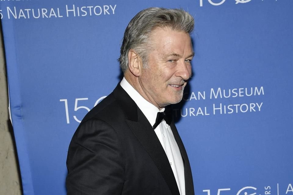 La sentencia de la armera de 'Rust' vislumbra el posible resultado que podría enfrentar Alec Baldwin por disparar durante un ensayo.