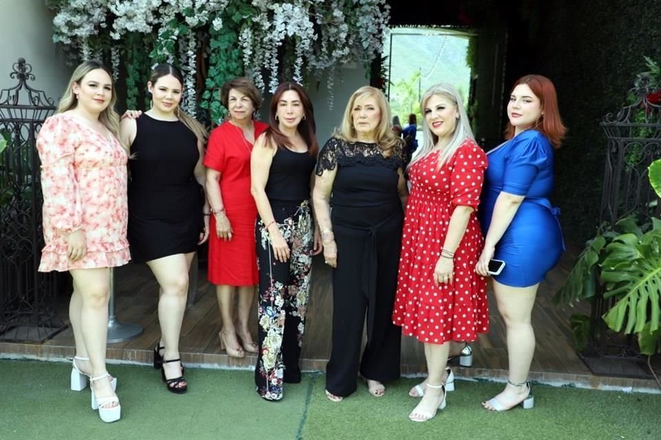 Jimena Flores, Fernanda Flores, Graciela Treviño, Leticia Flores, Gloria Chapa, Walkiria de Flores y Sofía Flores