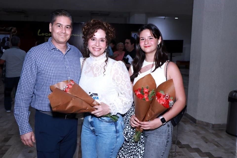 Antonio Cordero, Claudia Elizondo y Melissa Cordero