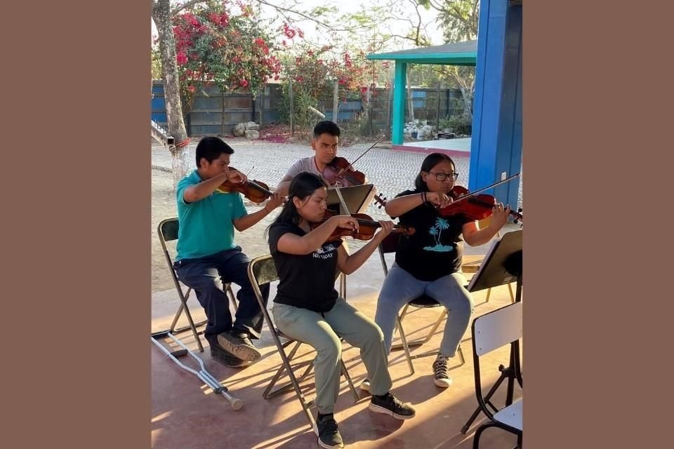 Al Coro Air France se unirán 45 niños de la Orquesta Sinfónica de la Escuela de Iniciación Musical en un concierto a beneficio del proyecto, este jueves 18 en el Conservatorio Nacional de Música.