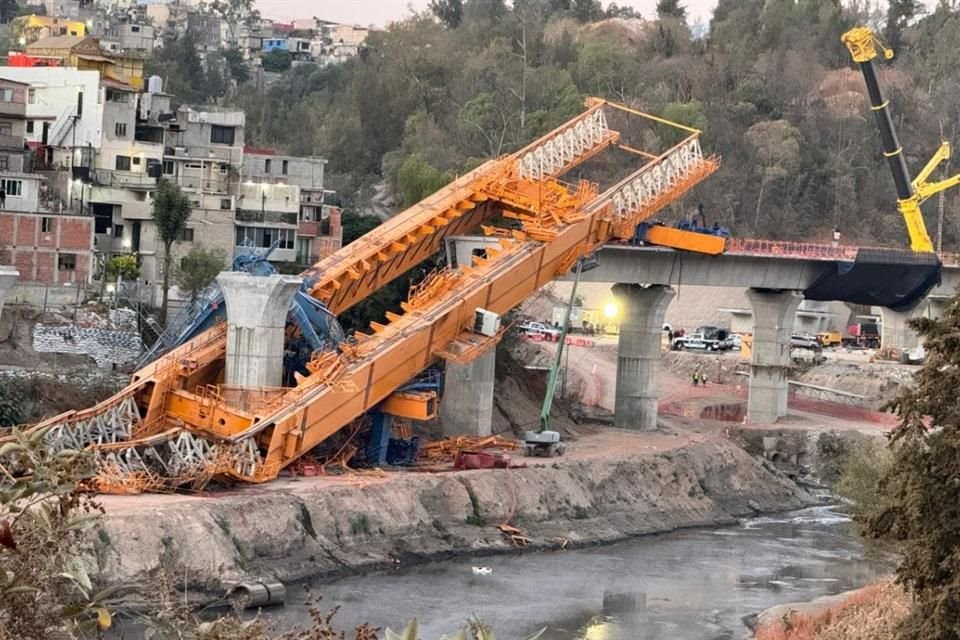 Una lanzadora de dovelas cayó la madrugada de este miércoles en la zona de obras del Tren Interurbano.