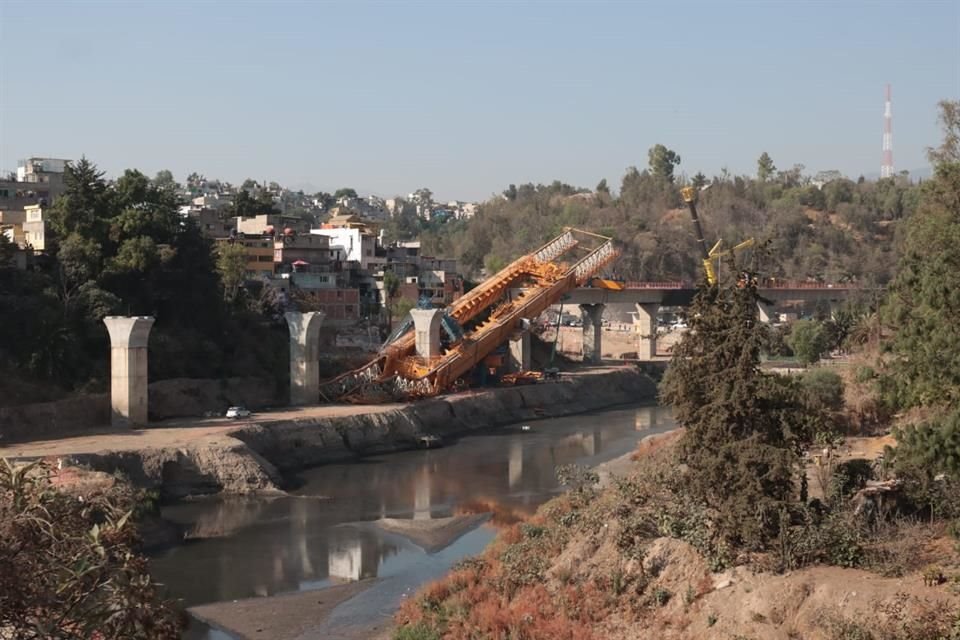 Una grúa utilizada para lanzar dovelas se vino abajo, a la altura de las calles Presidente Juárez y Porfirio Díaz.