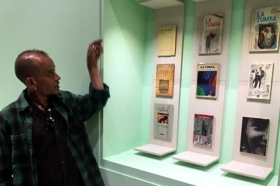 En la exposición montada en honor de José Agustín en el Complejo Cultural Los Pinos se exhiben primeras ediciones de obras como su icónica novela 'La tumba'.