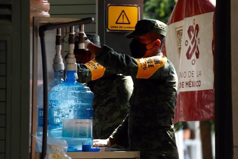 En el Parque San Lorenzo, el Ejército Mexicano reparte agua potable a vecinos afectados por el líquido contaminado en la Alcaldía Benito Juárez.