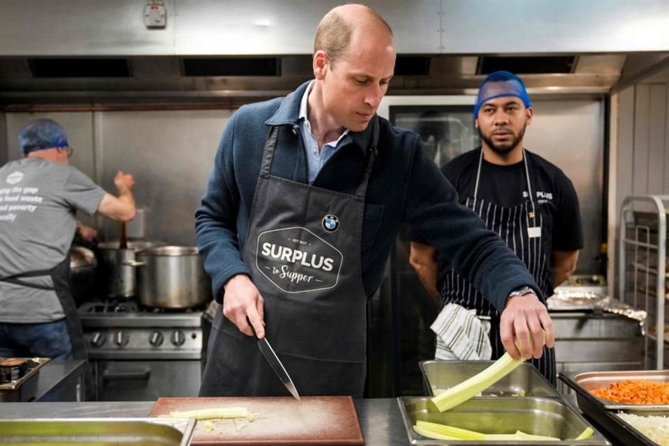 El Príncipe Guillermo se involucró en la preparación de alimentos que sirve la organización.