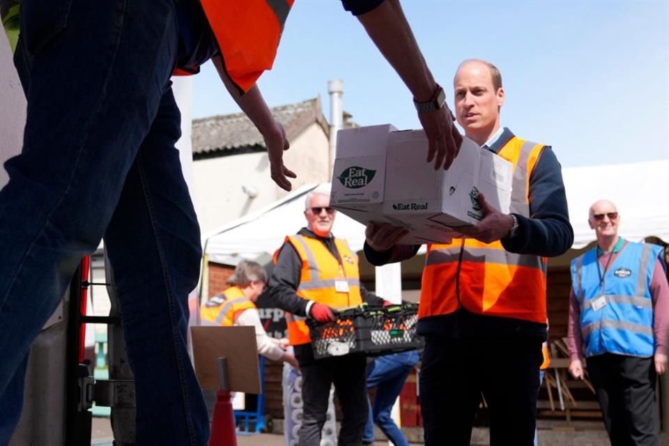 También se involucró en actividades como apoyar en el cargamento de alimentos.