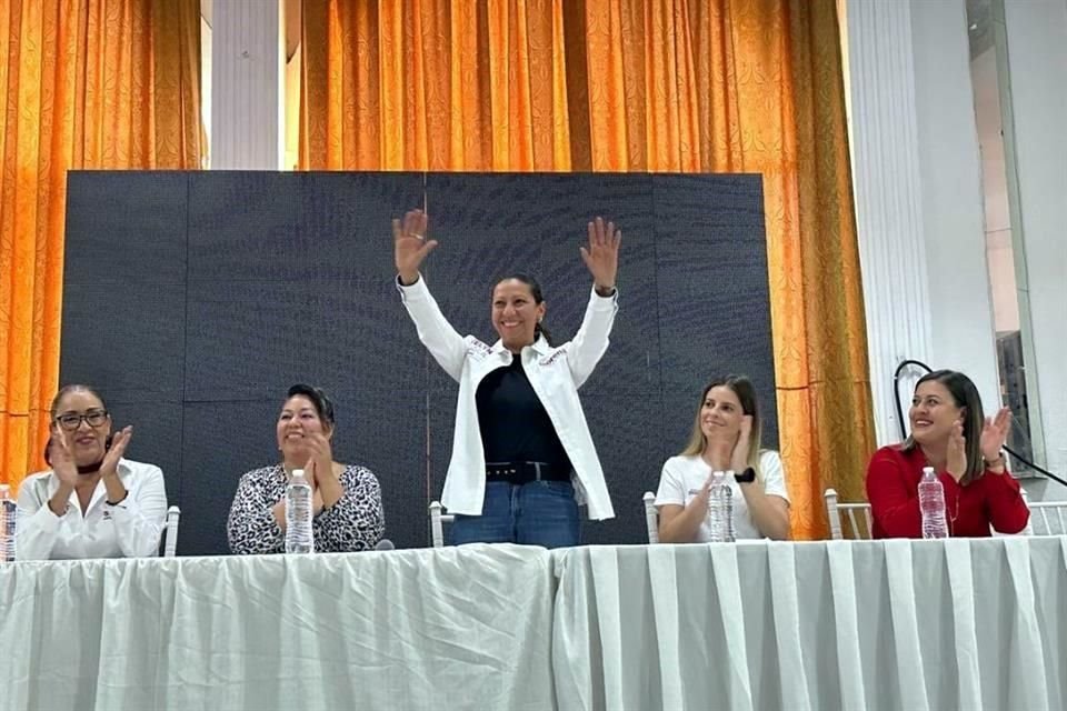 A través de redes, Evelyn Parra compartió fotografías en eventos, pero evitó señalar el debate del IECM.