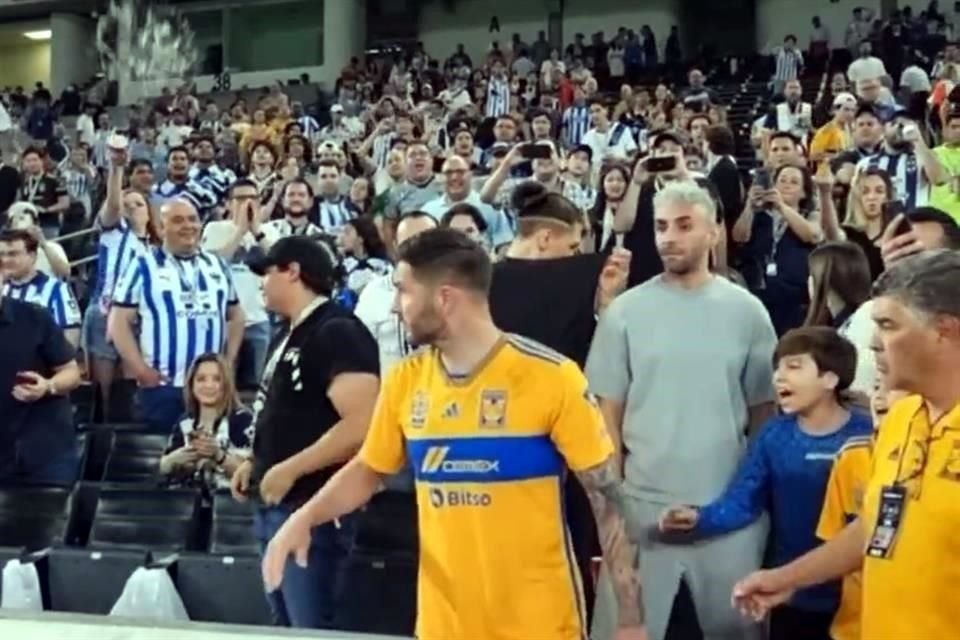 En redes circuló una imagen de una aficionada lanzando líquido contra Gignac.