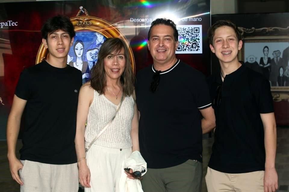 Pablo Morales, Larissa de Morales, Pablo Morales y Mario Morales
