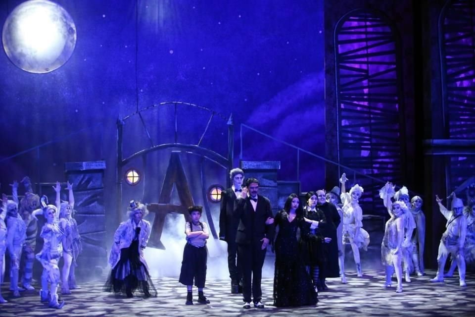 Puesta en escena de 'Los Locos Addams, una nueva comedia musical', de los alumnos de la PrepaTec Monterrey.
