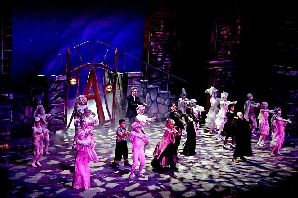 Puesta en escena de 'Los Locos Addams, una nueva comedia musical', de los alumnos de la PrepaTec Monterrey.