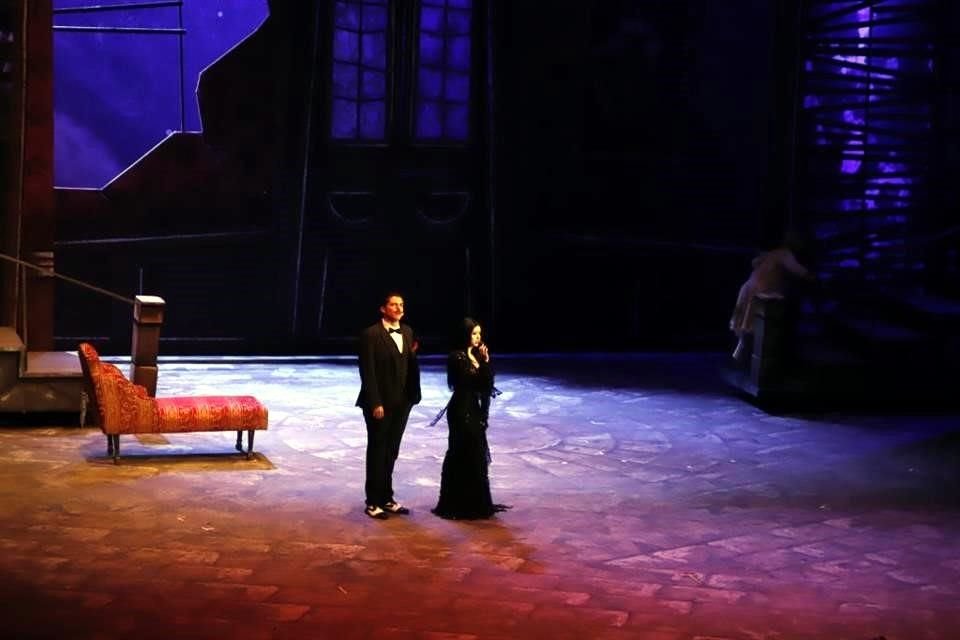 Puesta en escena de 'Los Locos Addams, una nueva comedia musical', de los alumnos de la PrepaTec Monterrey.