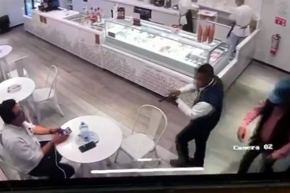 La candidata morenista acusó del hecho al personal de seguridad de su adversaria del PRI-PAN.