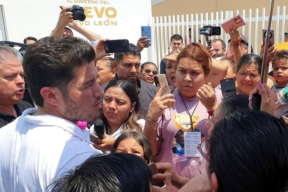 'Queremos salones', pidieron las manifestantes que rodearon al Gobernador al concluir su evento.