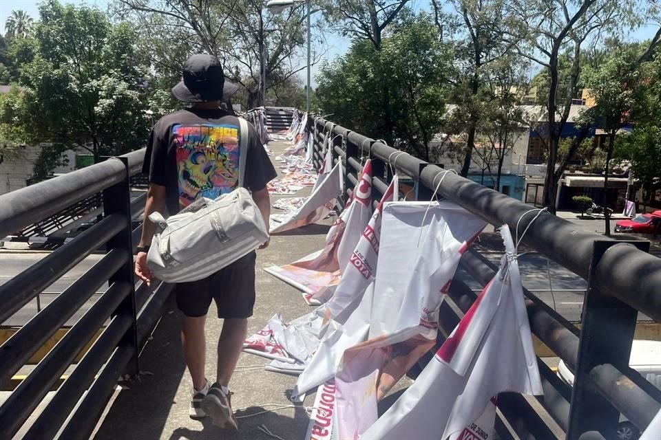 Las medidas aprobadas por el IECM en marzo prohibían la colocación de mantas electorales en puentes y semáforos. Ahora, los partidos podrán ubicarlas en dichos puntos. 