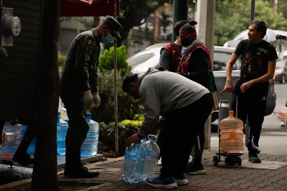 La entrega de garrafones se mantuvo ayer en el Parque San Lorenzo.