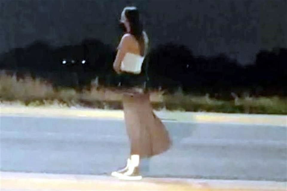 La última foto en vida de Debanhi, en la que aparece sola la madrugada del 9 de abril sobre la Carretera a Nuevo Laredo se viralizó y se convirtió en un símbolo del caso.