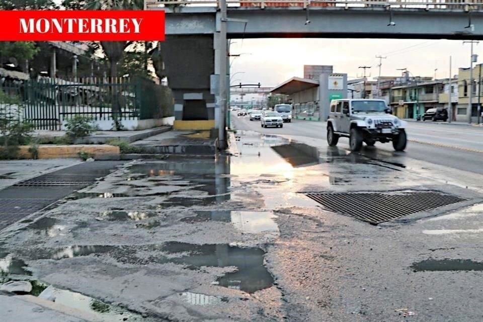 Afuera de la Guardería No. 2 del IMSS, en la Col. Moderna, se forma una laguna de aguas que se fugan del drenaje.
