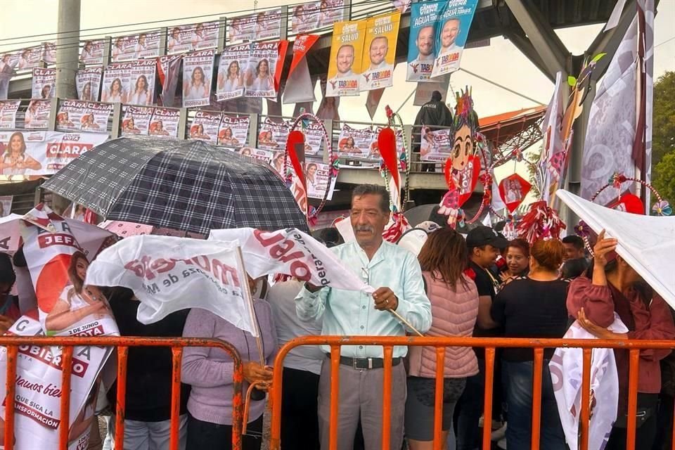 Simpatizantes de Santiago Taboada y Clara Brugada se concentran en Circuito Interior previo al segundo debate.